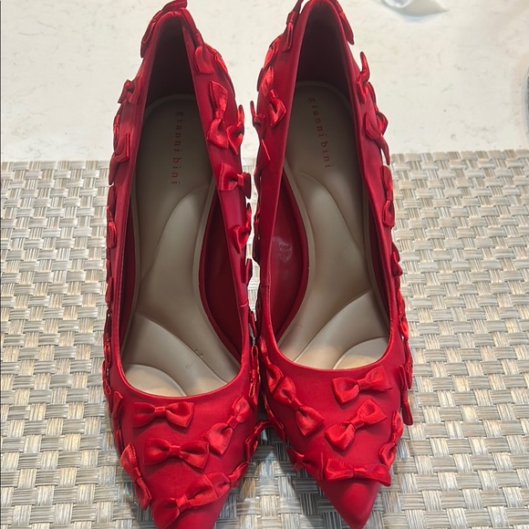 Gianni Bini Serena satin mini bow Red Women's Heels - Picture 2 of 8